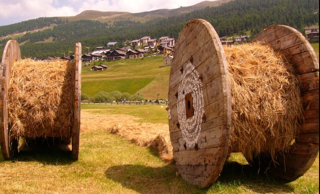 LIVIGNO, DOVE LA PISCINA È... DI FIENO!