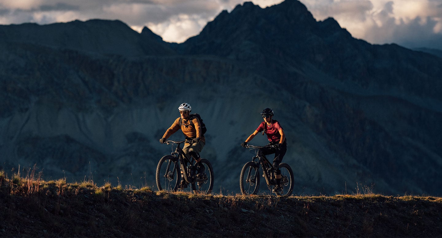 Sunset ride sulle vette alpine