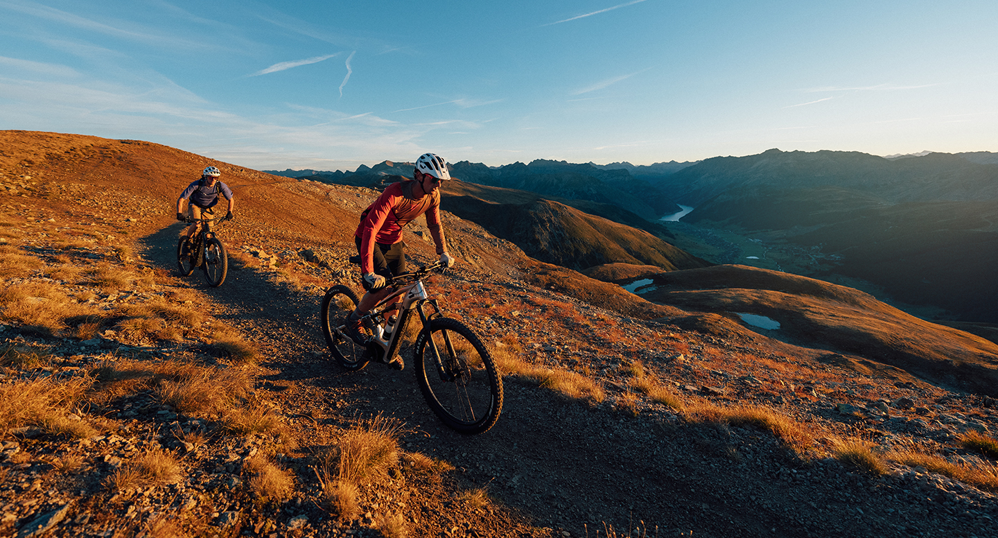 Sunset ride sulle vette alpine