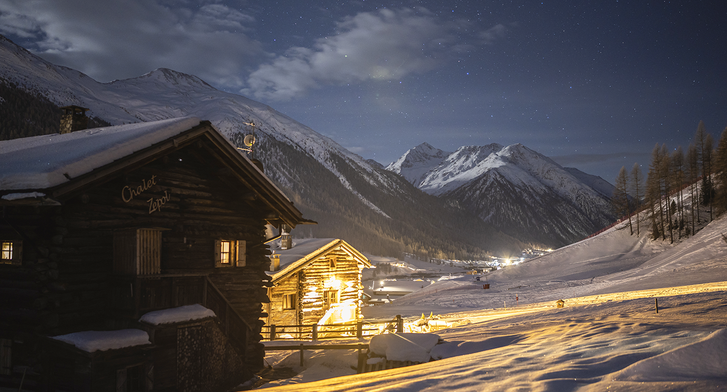 Cross-Country skiing under the stars with aperitif