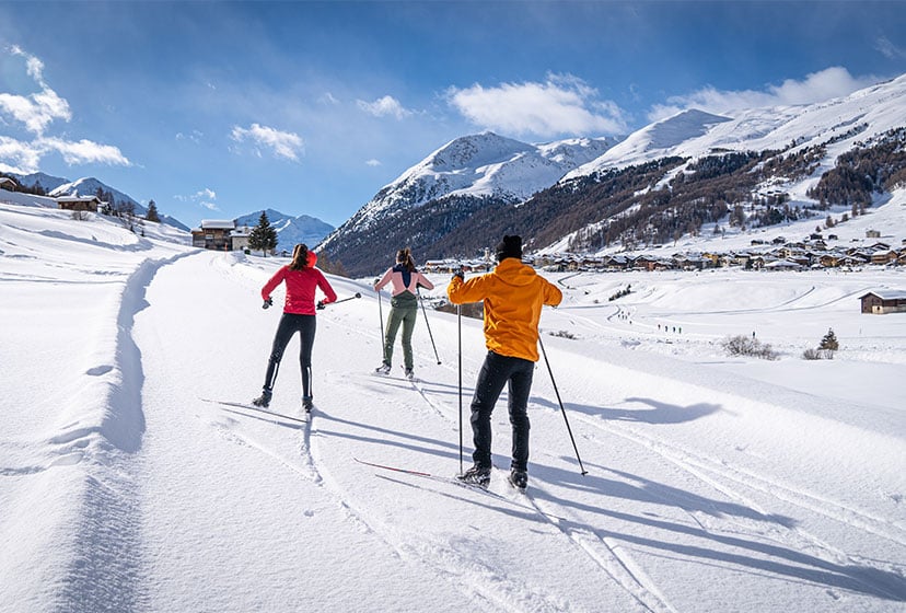 CROSS-COUNTRY SKIING UNDER STARS WITH APERITIF